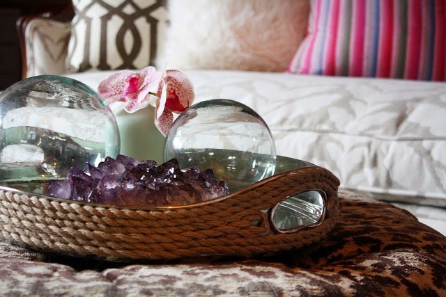 http://4.bp.blogspot.com/-B_u7MCO4Z_M/UybGR9oGX3I/AAAAAAAAPcI/L5xXCfvX2nA/s1600/amethyst+decorating+with+crystals.jpg