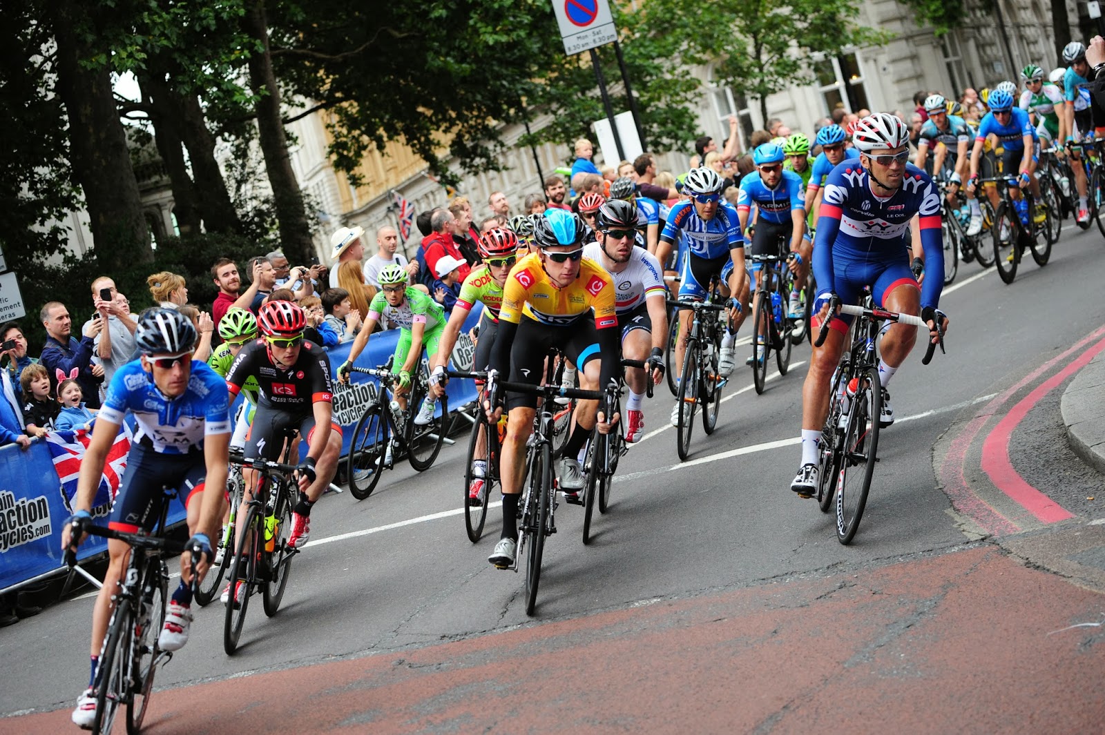 Sir+Bradley+Wiggins+leads+the+peloton.jpg