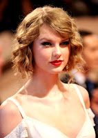 taylor-swift-cabelos-cacheados-penteados-falsos taylor-swift-cabelos-cacheados-penteados-falsos