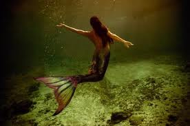 Fantasy donna vera sirena con tridente mito dea del mare con coda