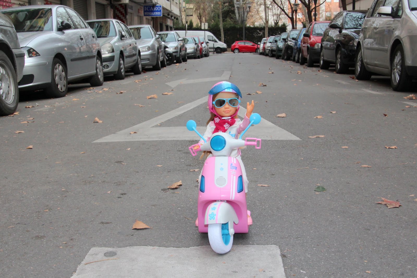 nancy y su scooter rosa