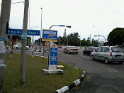 Temui Homestay dari sini > Stesyen Petrol Petronas di Persimpangan SM (Sains)