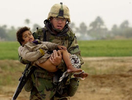 SOLDADO EEUU JOSEPH PATRICK DWYER CON NIÑO IRAQUÍ (25/03/2003).