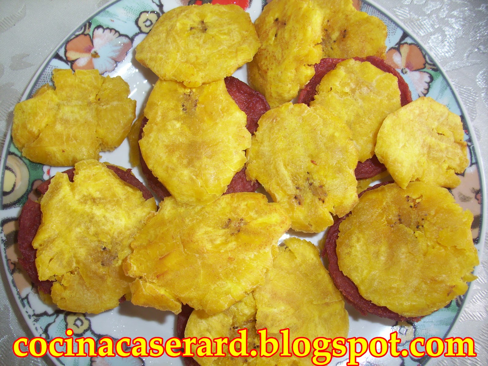 Cocina casera República Dominicana Fritos de plátanos verdes con salami