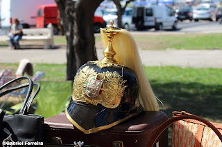 Fotografia de capacete antigo a venda na feira de Belém