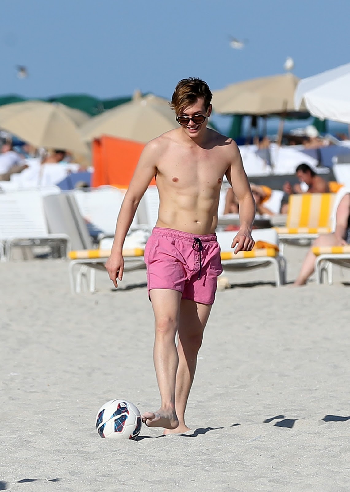 Ed Speleers Shows Off His Beach Body In Miami Oh yes I am