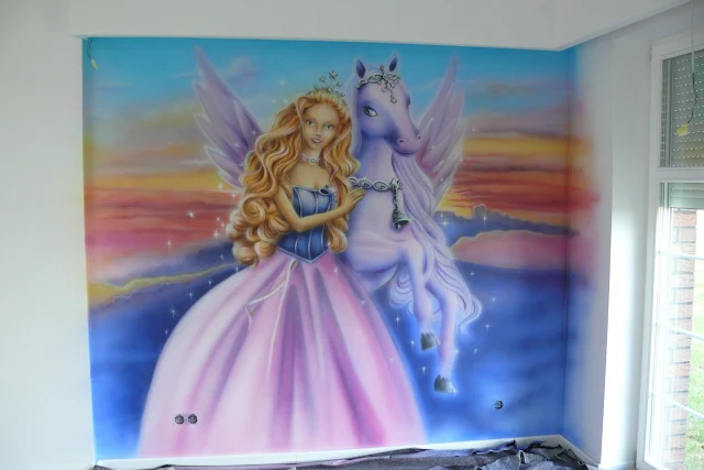 Jak zagospodarować ścianę w pokoju dziewczynki, artystyczne malowanie ścian w pokoju dziewczynki, różowy pokój barbie