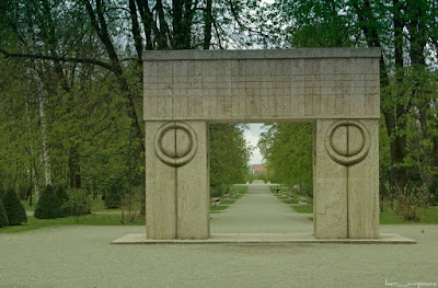 Brancusi Poarta sarutului Tor des kusses Puerta del beso Gate of the Kiss