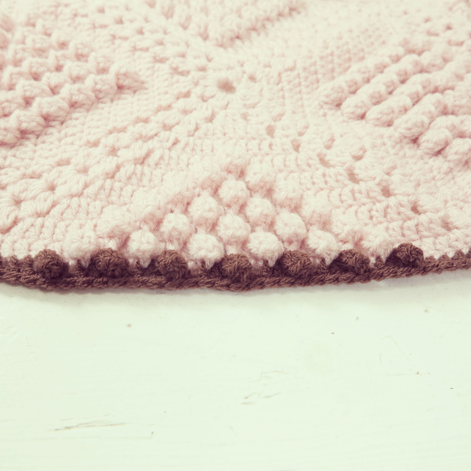 the border is also made of single crochets alternating with popcorns ...