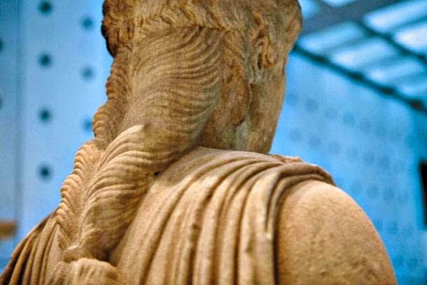 Έβγαλε σε πλειστηριασμό τις… Καρυάτιδες! Έβγαλε σε πλειστηριασμό τις… Καρυάτιδες!