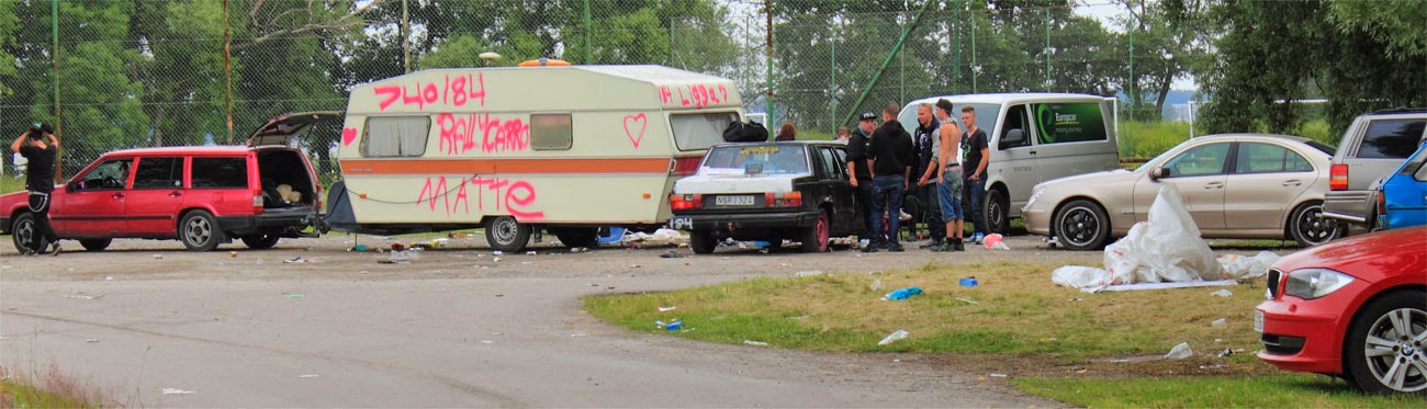 "Man ska ha husvagn." "Man ska ha husvagn."