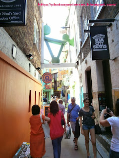Entrance alley to Neal's Yard, London. Callejón de entrada a Neal's Yard, Londres. Entrance alley to Neal's Yard, London. Callejón de entrada a Neal's Yard, Londres.