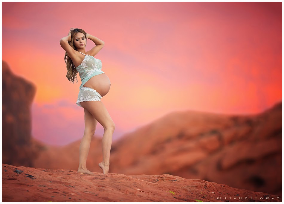 photo de Lisa Holloway représentant une femme enceinte exposant son ventre rond