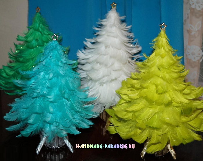 Рождественские елочки из перьев