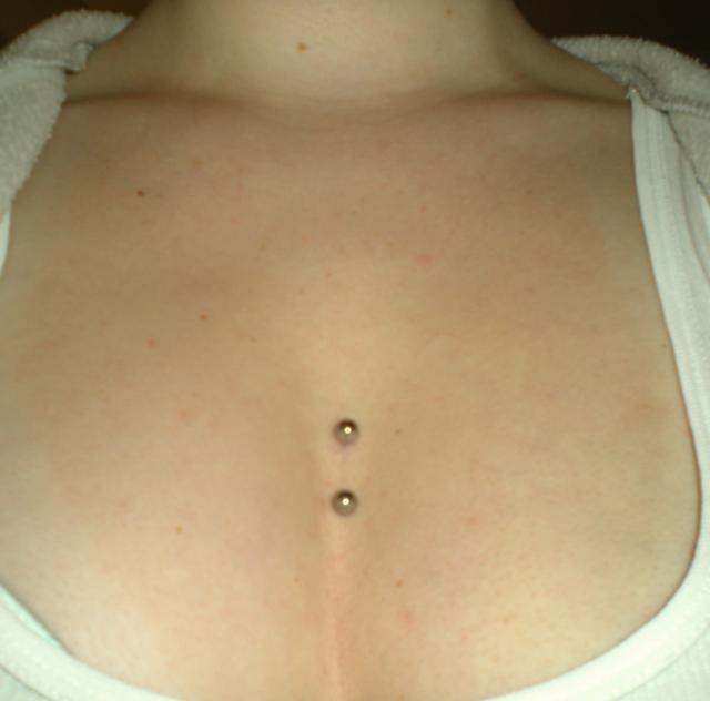 La forma hermosa del pecho de silicio
