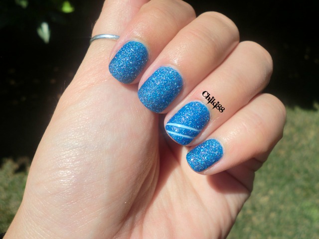 Nail art - Blue stripes - foto al sole