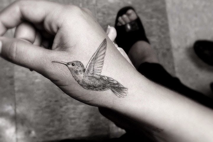La foto del tatuaggio della figlia di Robin Williams, Zelda , che si e' disegnata un colibrí.