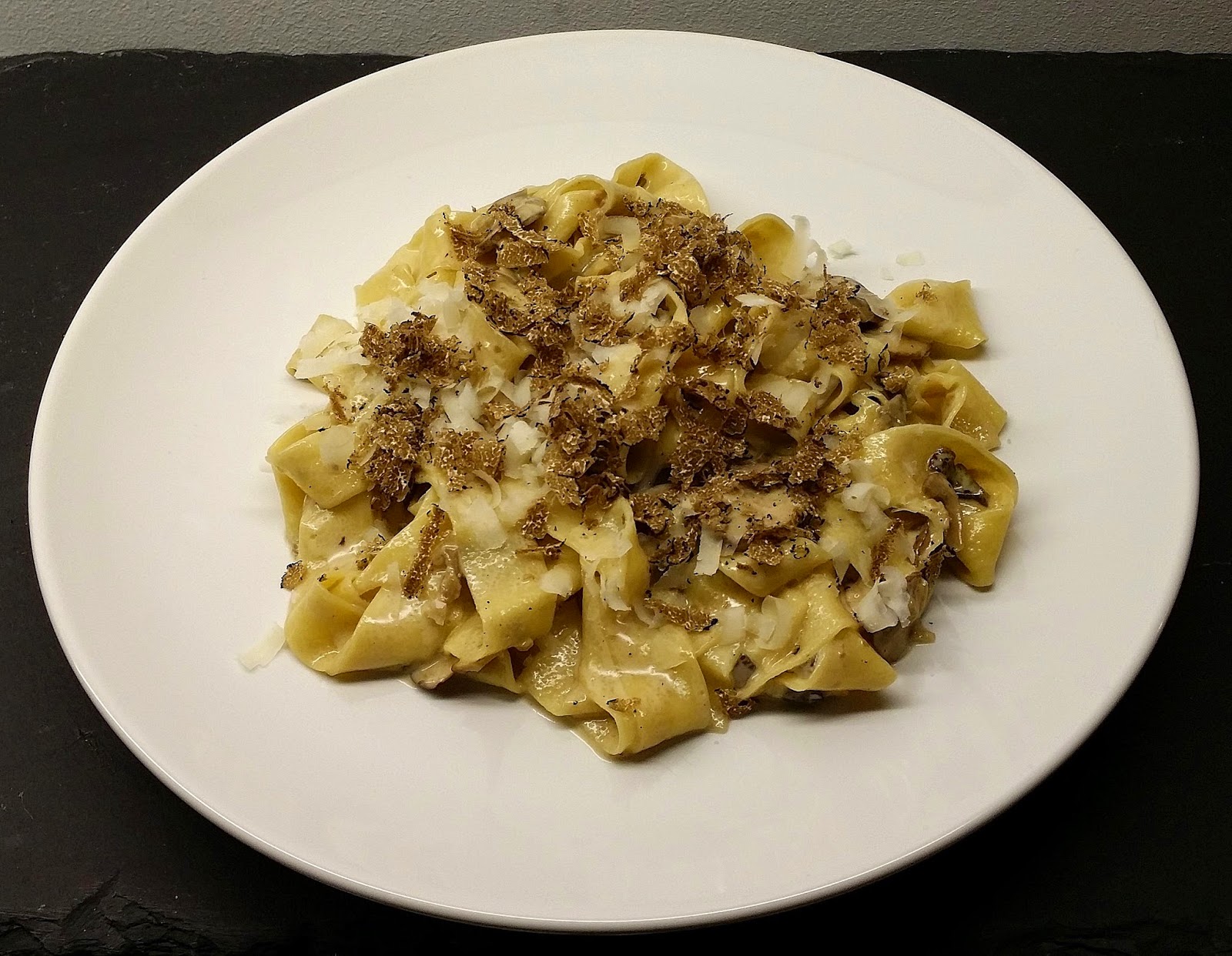pasta med trøffel parmesan og skinke pasta med trøffel parmesan og skinke