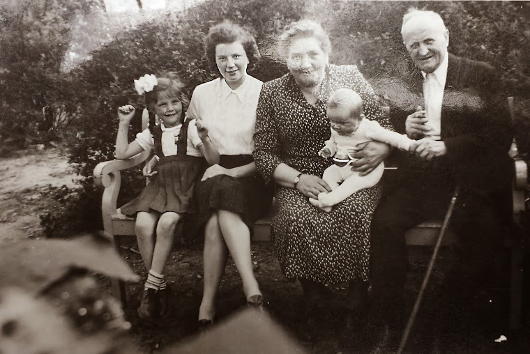 Kind, Marianne, Oma, Kind, Opa um 1956