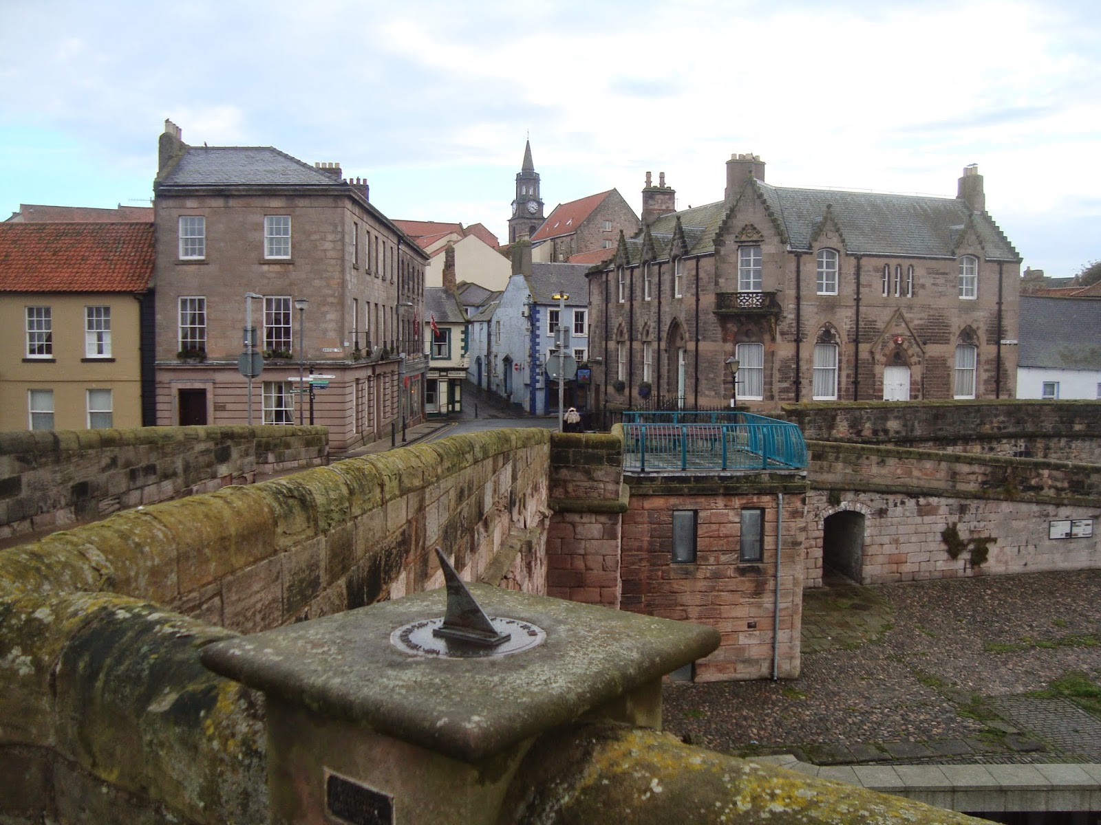 Walled Towns Research How to travel the Scottish Border in the United Kingdom from Berwickupon