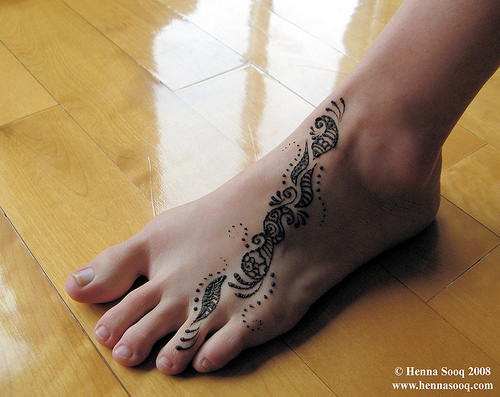 Mens Womens Fashions Mehndi or tattoos from henna is a Hindu art that Mens Womens Fashions Mehndi or tattoos from henna is a Hindu art that