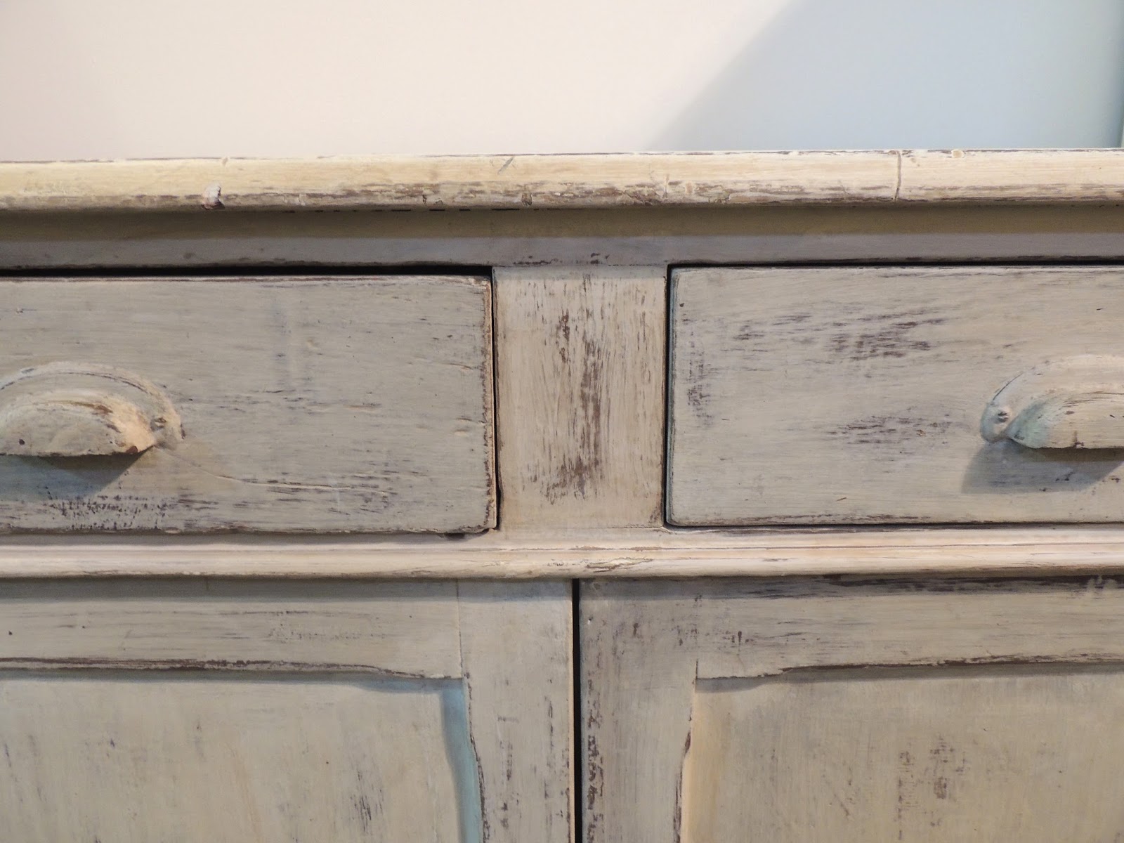 ANTIGUO MUEBLE ROBUSTO BAJO APARADOR DE CAMPO PATINADO EN BLANCO ANTIGUO MUEBLE ROBUSTO BAJO APARADOR DE CAMPO PATINADO EN BLANCO