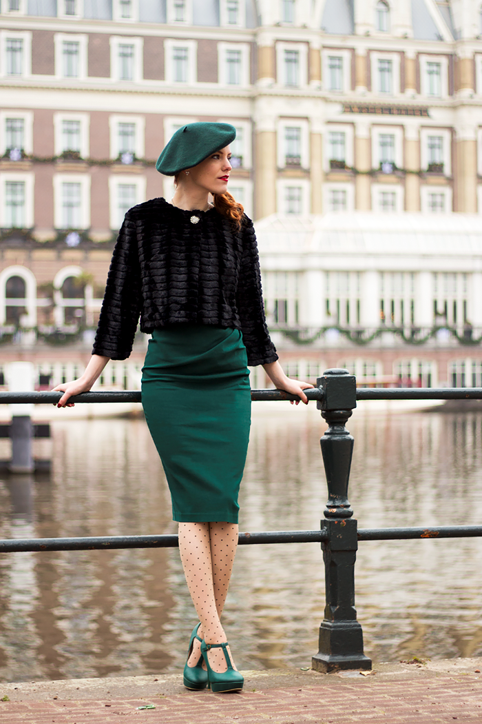 Chique, vintage style fashion blogger Christmas Outfit with lots of Emerald green
