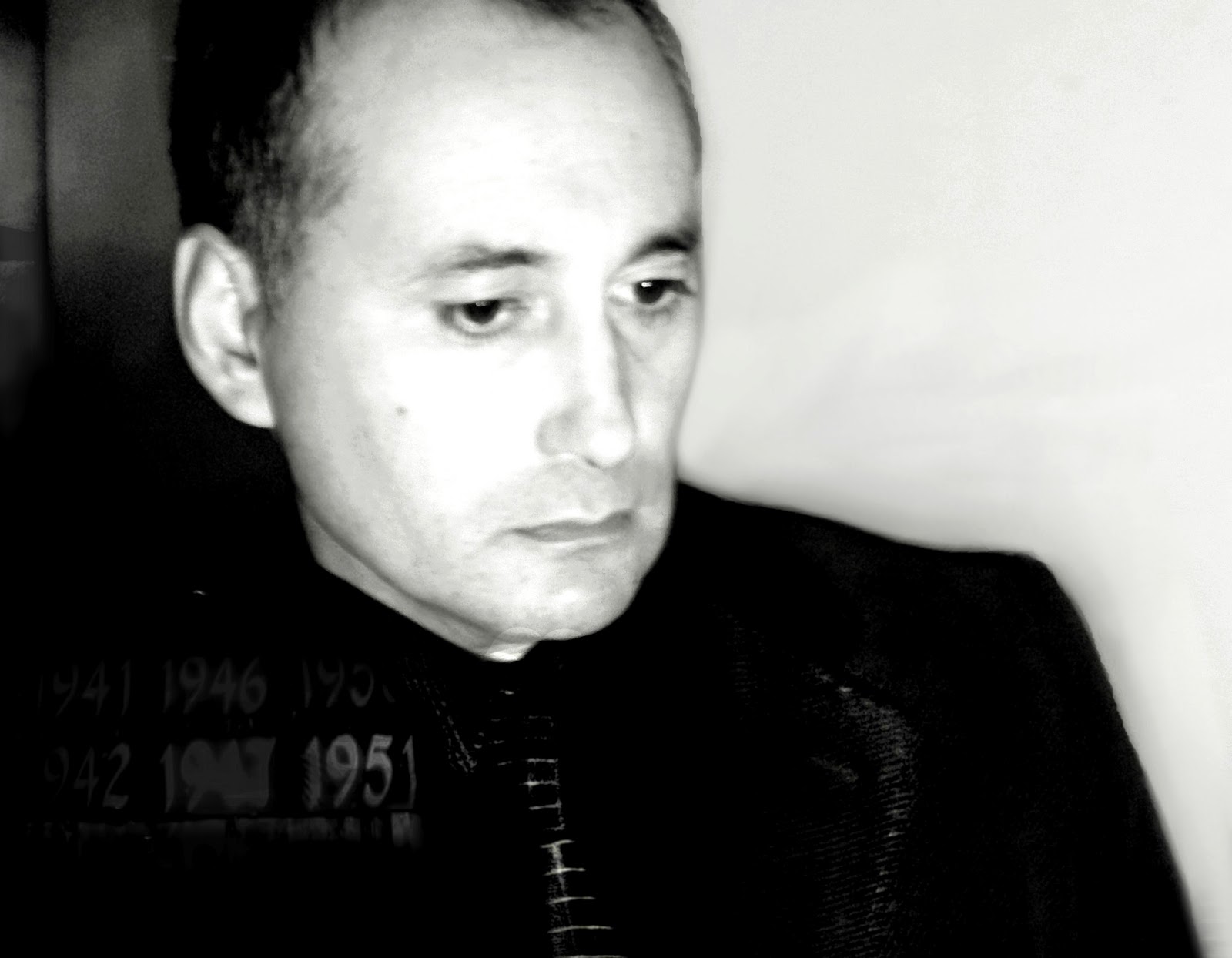 http://4.bp.blogspot.com/-C11ZDkVTbSk/Uaa4TsFQ-jI/AAAAAAAAH9c/WIlwtPZzFPE/s1600/Adolfo+Vasquez+Rocca+POrtrait+Pau+Noviembre+2012_7000+OK+.jpeg