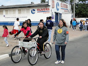 Fátima caminhando ao lado de todos.