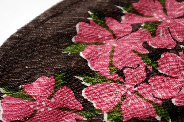 aliciasivert, alicia sivertsson, alicia sivert, broderi, embroidery, needlework, cross stitch, korsstygn, x-stitch, döden döden döden, death, blommor, flowers, second hand, återbruk, remake, redo, loppis, begagnat, tygkasse, sy, sew, sömnad, djävulen