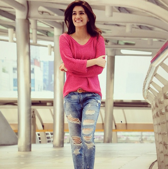 kriti sanon smiling image
