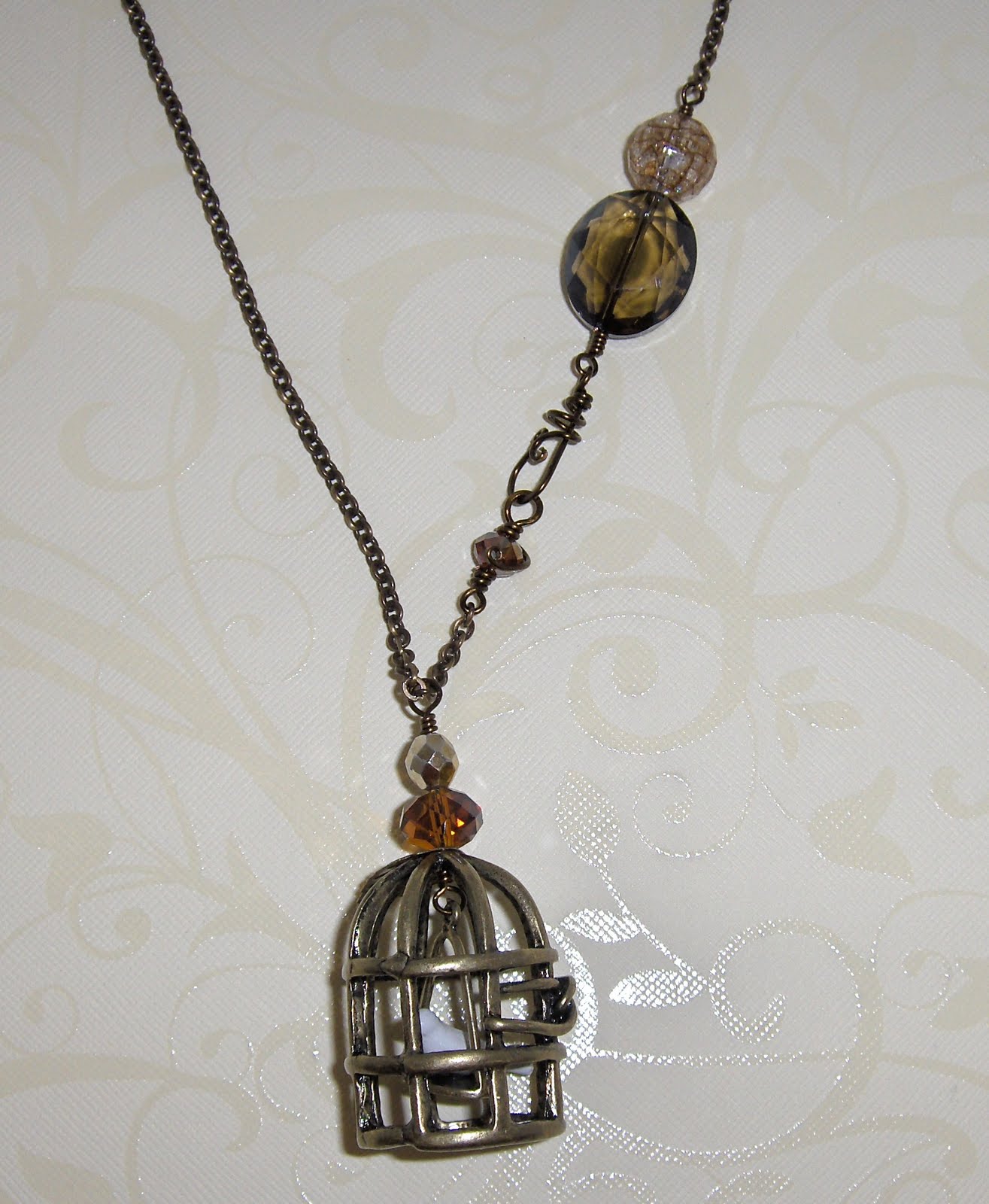 Antique Trinkets: Dandy'S Extraordinary Finds - b25ky5a