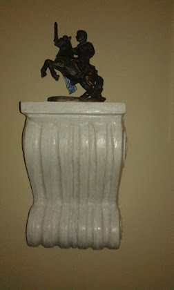 KONZOLA  postolje ,stalak za umetničku figuru,saksiju i sl.  izrađena od materijala na bazi c