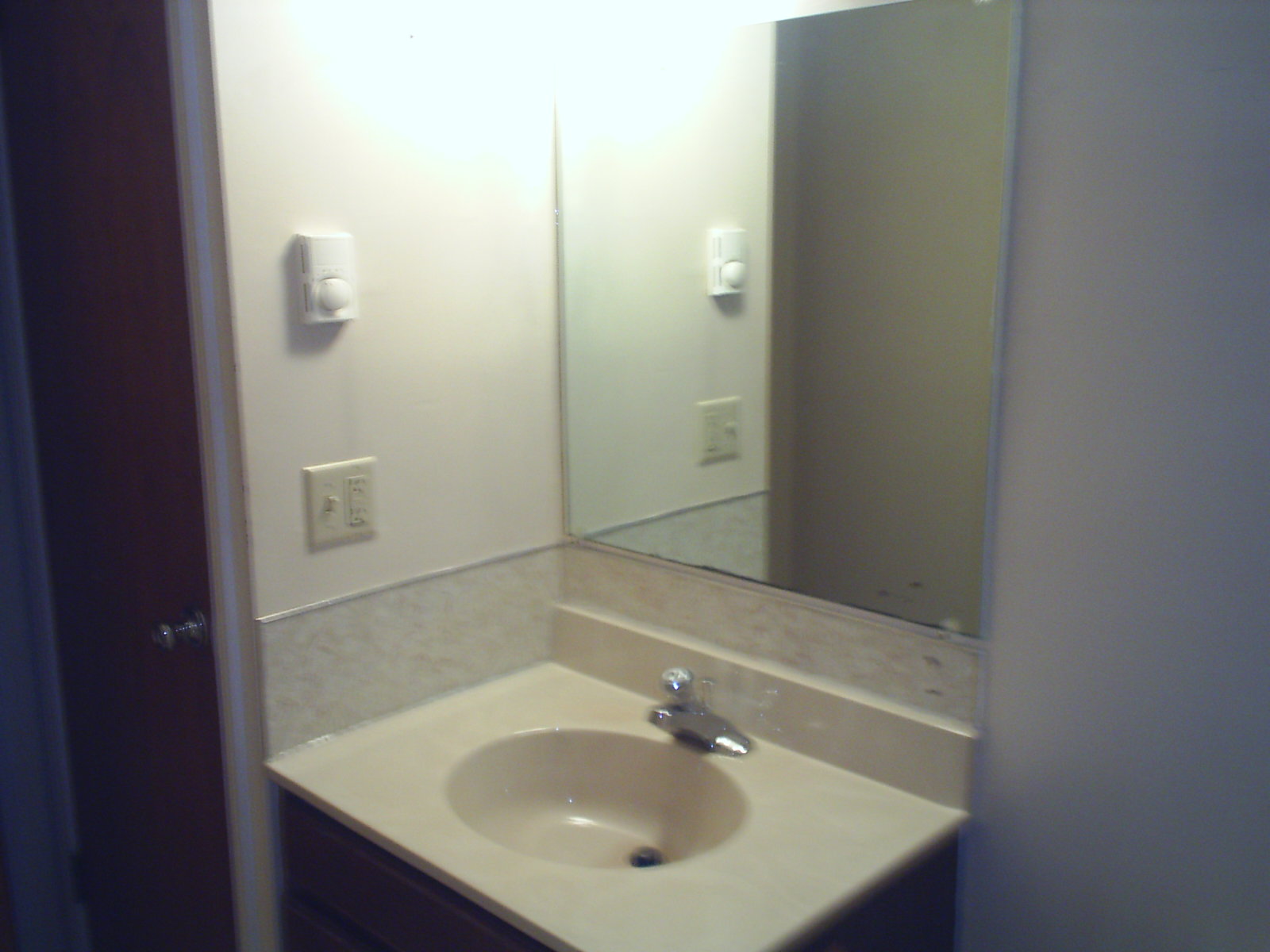 http://4.bp.blogspot.com/-C3sGMETBjWU/ToRooCbci8I/AAAAAAAACM4/cSuTd0oKRVU/s1600/Bathroom+mirror+before.jpg