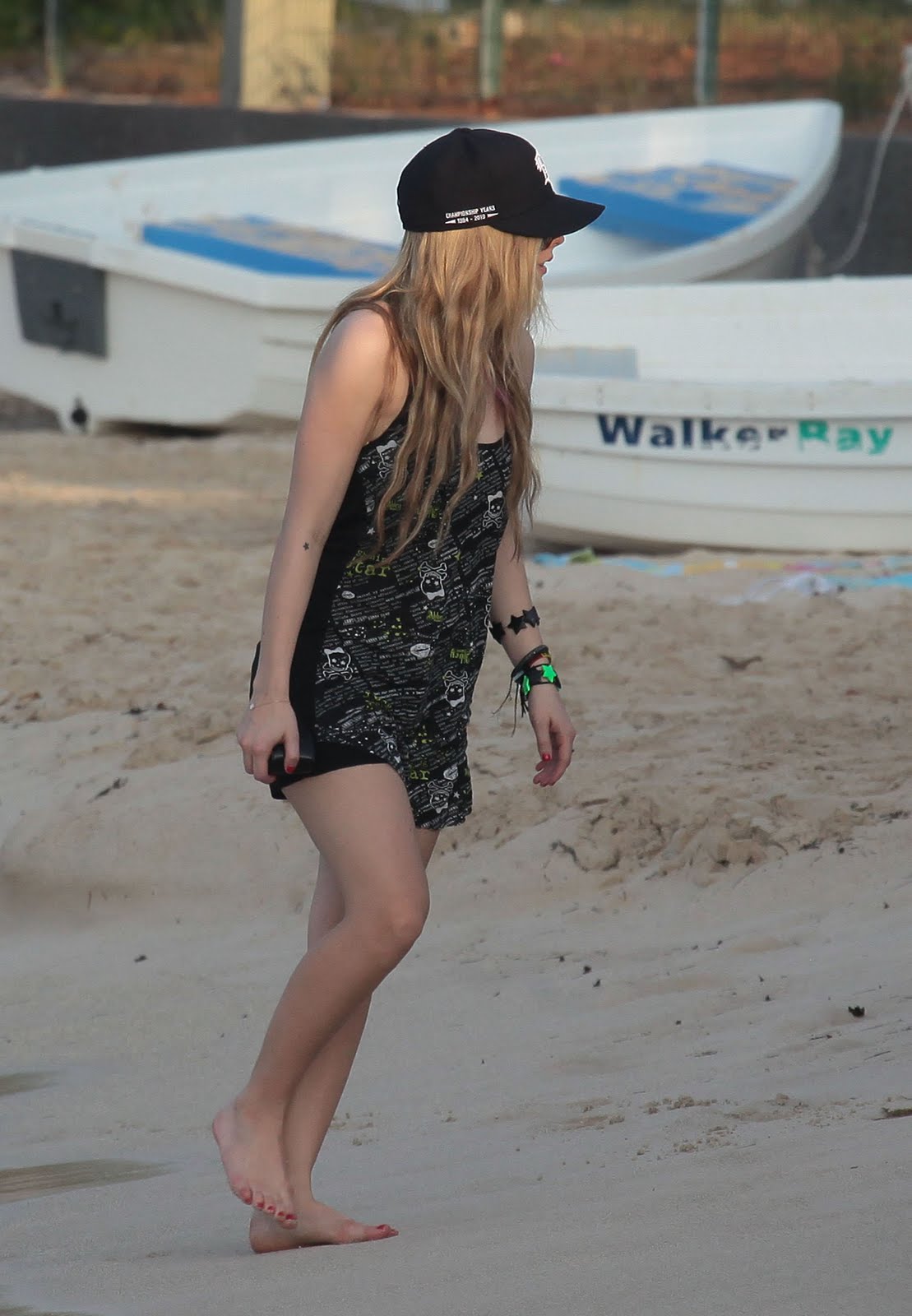 http://4.bp.blogspot.com/-C7ECLw605D8/TieVm9LHnBI/AAAAAAAAAgo/hlLtGk2Jq1k/s1600/Avril-Lavigne-Feet-57888.jpg