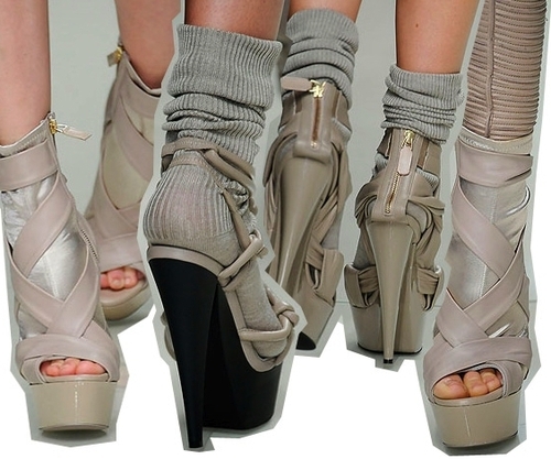 we all walk in different shoes The shoe should bend right near the ball of the foot, your foot’s natural hinge point then find the “heel counter,” a stiff cup sewn into the back of the shoe to provide heel support squeeze this cup into the shoe. we all walk in different shoes The shoe should bend right near the ball of the foot, your foot’s natural hinge point then find the “heel counter,” a stiff cup sewn into the back of the shoe to provide heel support squeeze this cup into the shoe.