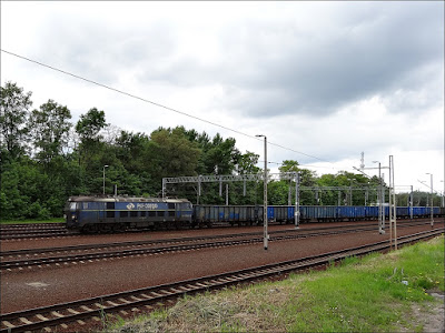 ET22-712 z pociągiem towarowym przejeżdża przez stację Mińsk Mazowiecki