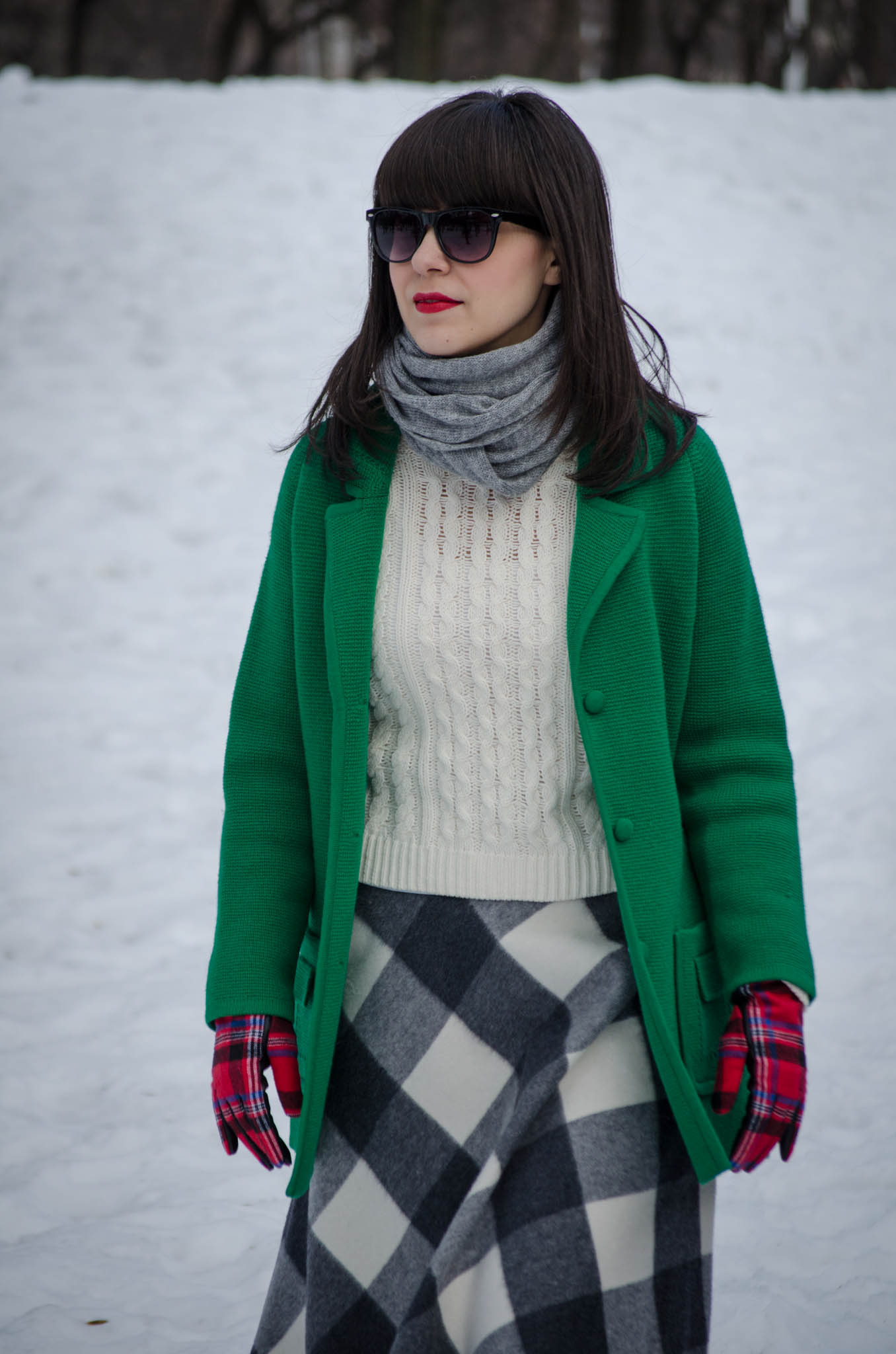 black & white squared thrifted skirt oversized green sweater white h&m sweater brown bata boots tartan koton gloves winter snow bangs grey scarf 