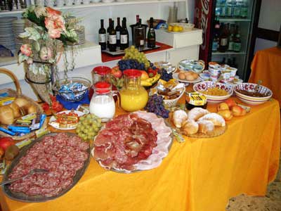 http://4.bp.blogspot.com/-CAjeNJCNUI0/TeycsMHjEyI/AAAAAAAAAEE/2O_rOZGTnDA/s1600/buffet_01.jpg