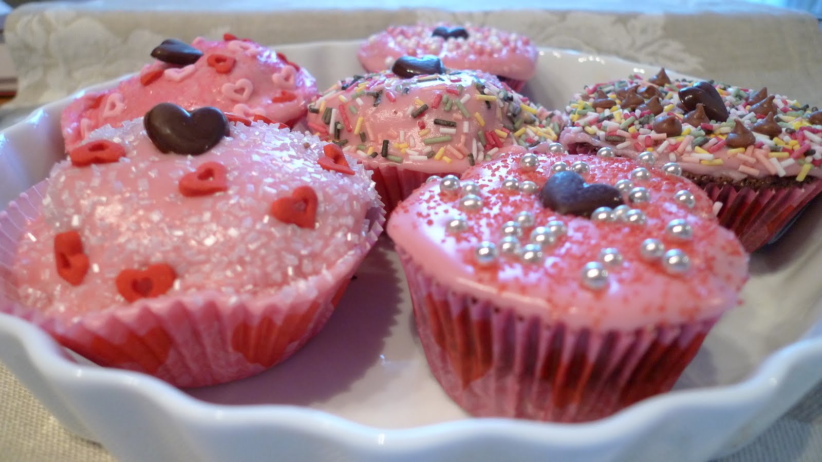 Cupcakes heaven by Margaret Cupcakes med rosa glasur og diverse pynt!