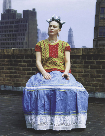 FridaKahlo posa para o fotógrafo e namorado Nickolas Muray Frida Kahlo posa para Nickolas Muray