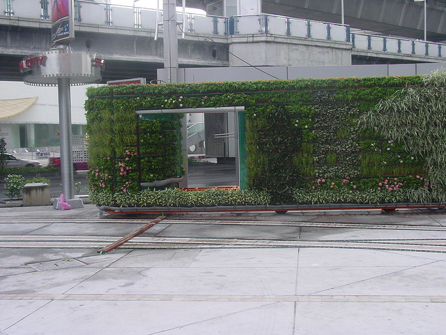 Shopping na Tailândia cria uma linda parede verde na fachada