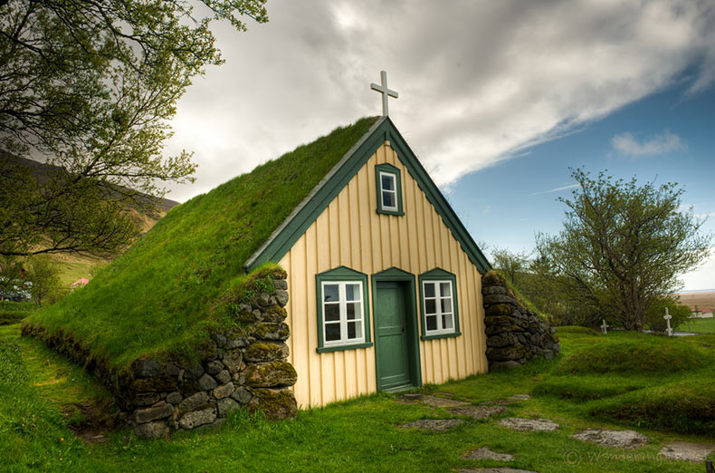 La encantadora iglesia con techo de césped de Hof, Islandia - RUTA 33