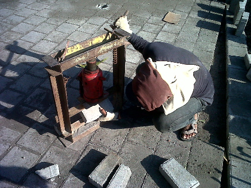 pasang paving pada Guillotine, kemudian pompa dongkrak pasang paving pada Guillotine, kemudian pompa dongkrak