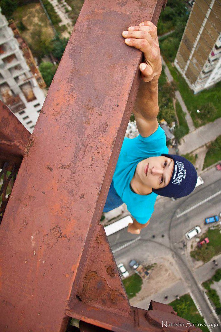[Image: ukrainian-daredevil-hangs-from-buildings...ted-11.jpg]