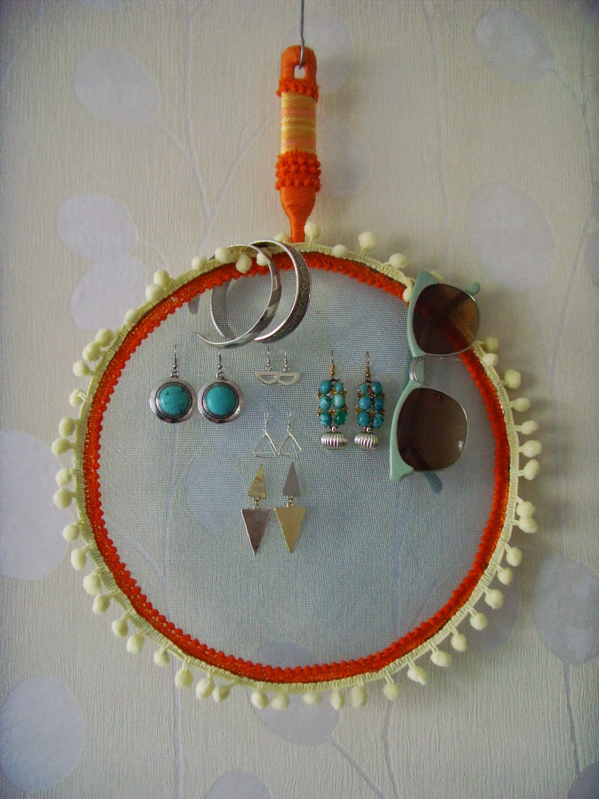 DIY Hanging Jewellery Holder // RENIQLO