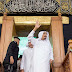 شاهد تكبيرات ودعاء زوار المسجد الحرام للملك سلمان أثناء طوافه حول الكعبة