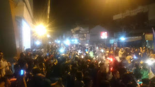 Suasana Bobotoh di depan Alun-alun Ujung Berung, Bandung Suasana Bobotoh di depan Alun-alun Ujung Berung, Bandung