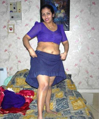 Hottest Aunty: Tamil Aunty Raising Petticoat
