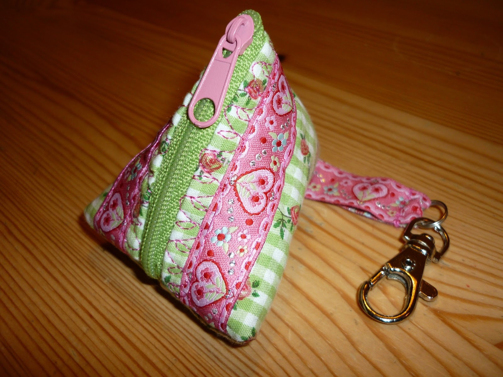Nahspielerei Anleitung Fur Eine Schnullertasche Pyramidentasche Dreiecktaschchen Triangeltasche